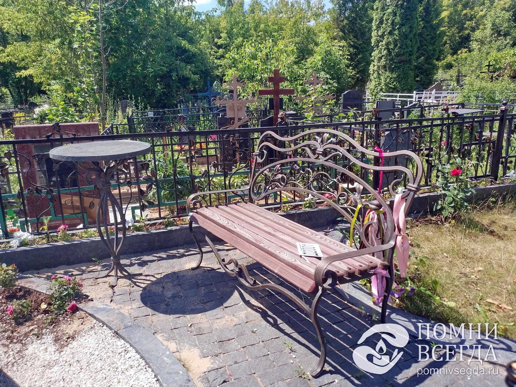 Изящные лавочка со столиком на железных каркасах