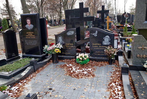 Два низких надгробья и фигура православного креста между ними