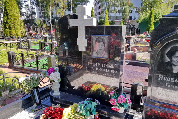 Две чёрные плиты и белый крест